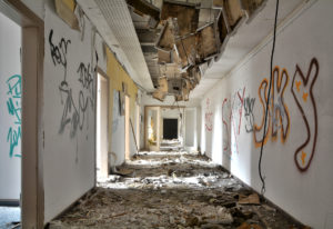 Picture of a hallway damaged by destruction and graffiti